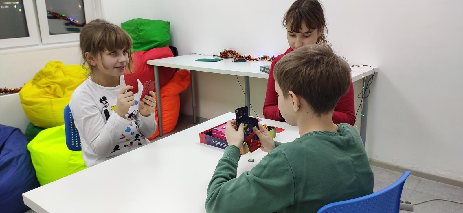 Подростки увлечены настольной/мобильной игрой — активность возвращается когда появляется занятие