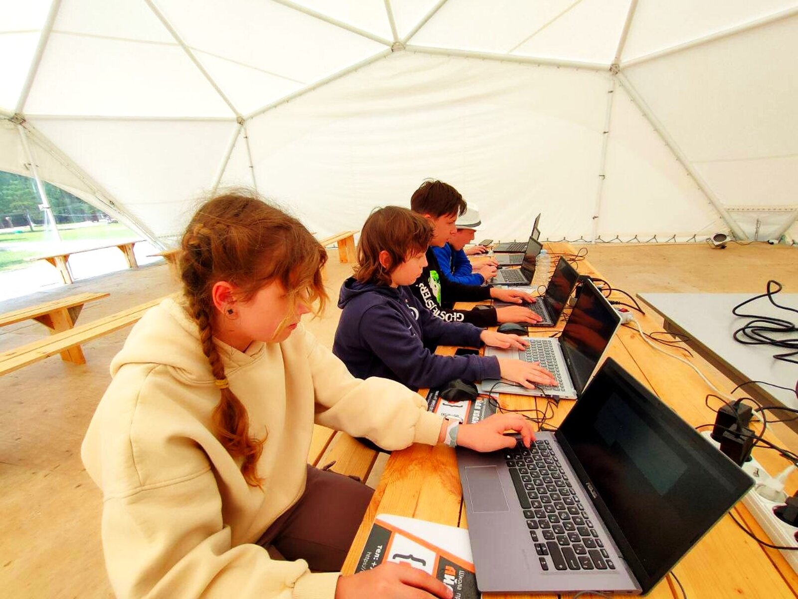 Дети занимаются программированием в летнем IT-лагере