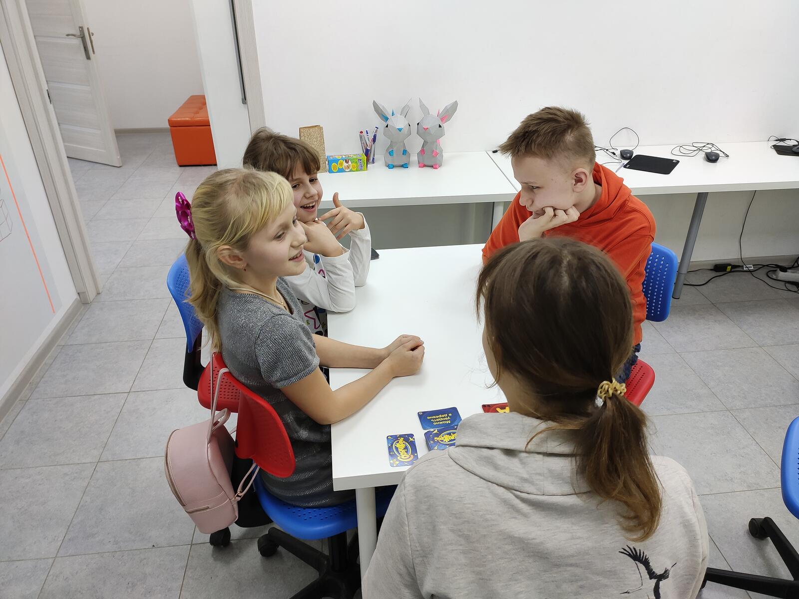 Дети на хакатоне АйДаКемп — безопасный лагерь с лицензией