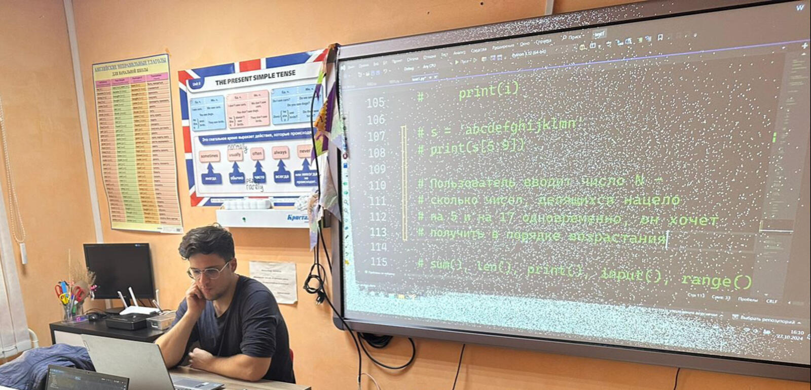 Ребёнок играет в Roblox — платформа для игр и создания своих миров