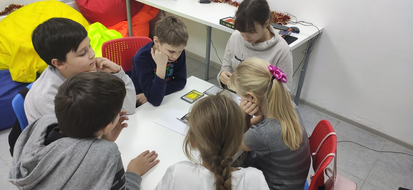 Подросток сидит задумчиво