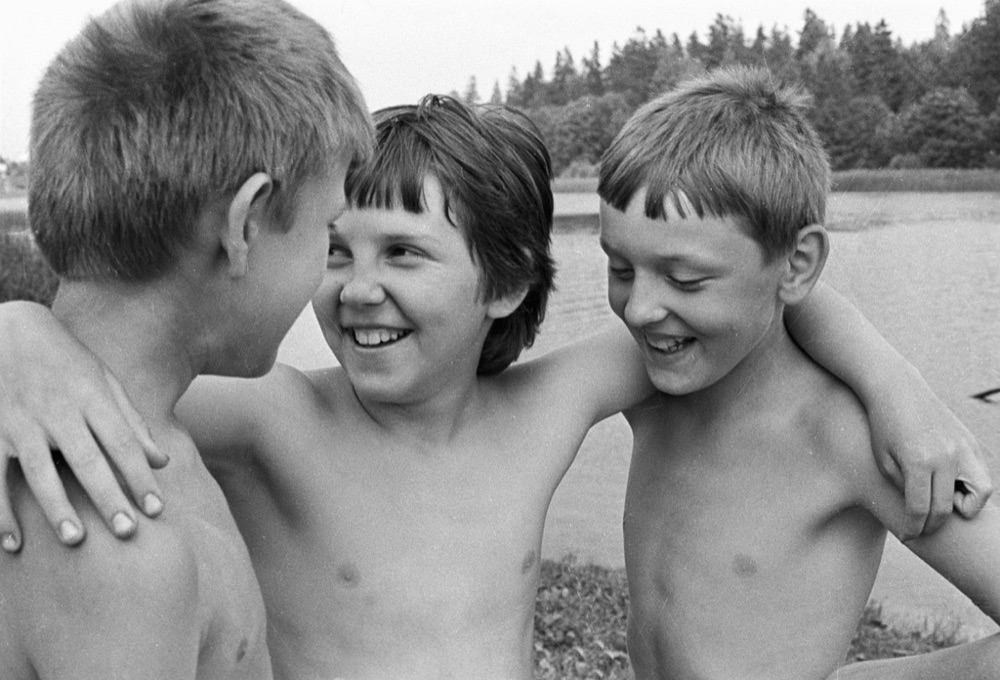 Дети отдыхают в пионерском лагере, архивное фото 1979 года