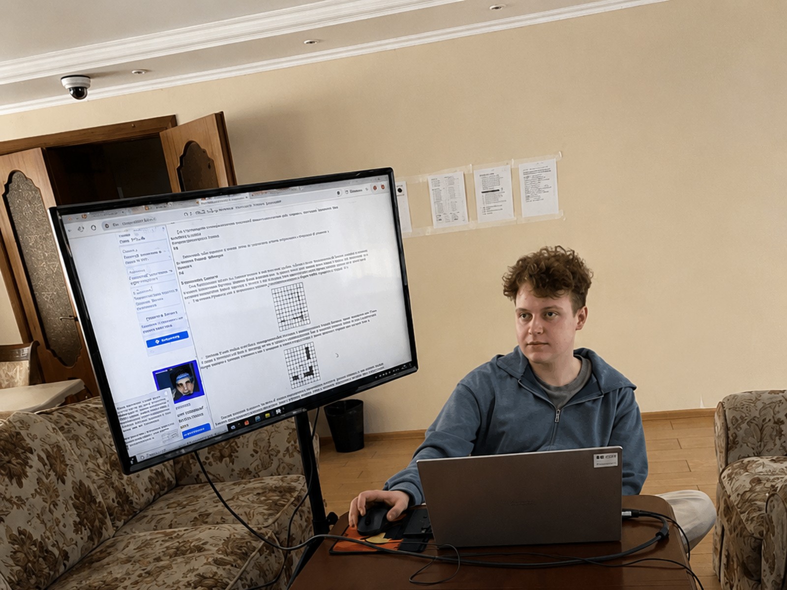 Подросток сосредоточенно работает за ноутбуком в лагере АйДаКемп