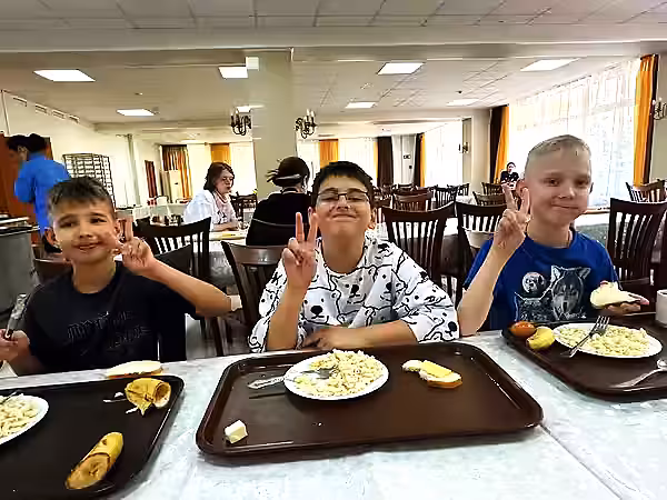 Дети обедают в лагере