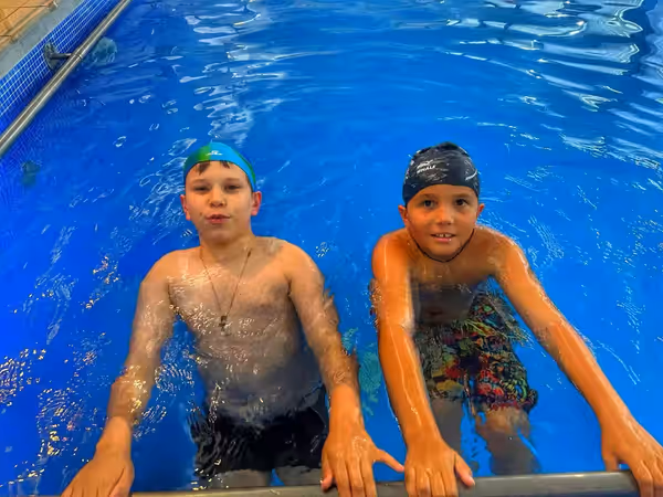 Купание в бассейне лагеря АйДаКемп