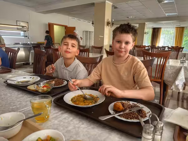 Дети у бассейна в лагере АйДаКемп