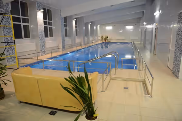 Крытый бассейн в детском лагере АйДаКемп