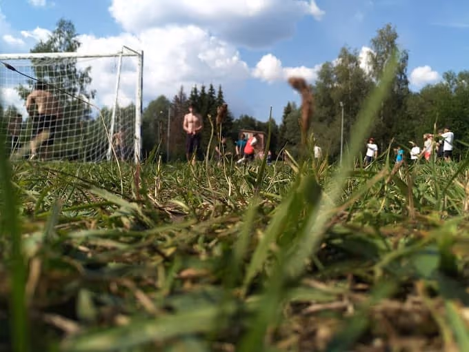 Дети играют в футбол в лагере АйДаКемп