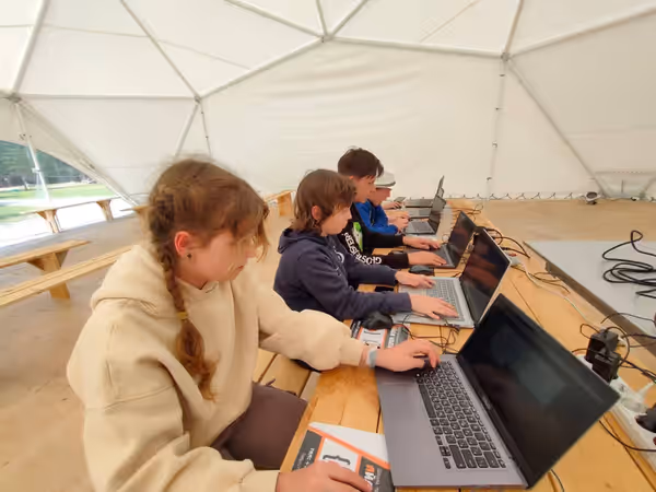 Занятия в куполе IT-лагеря АйДаКемп