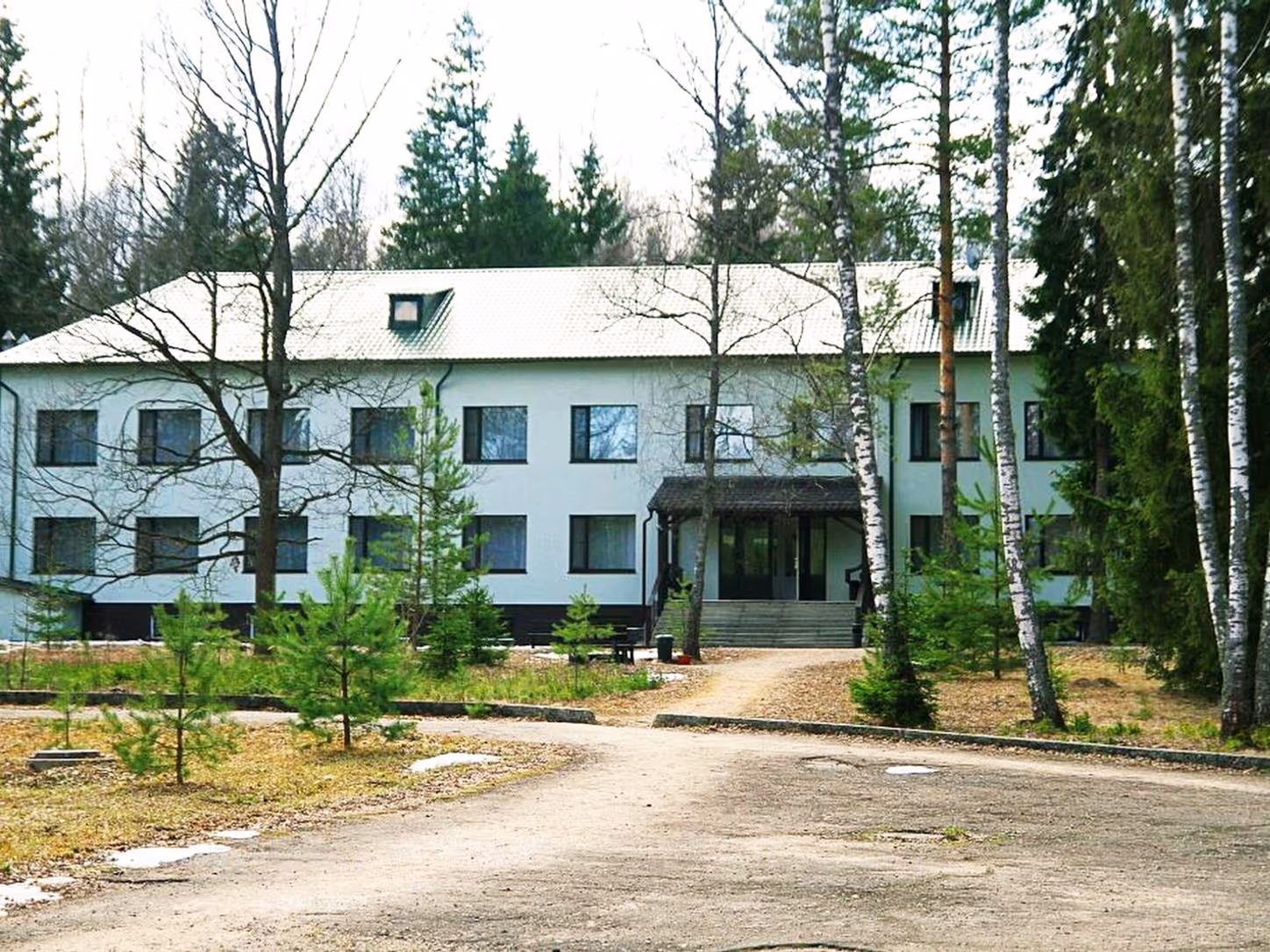 Корпус пансионата «Воробьи» в сосновом лесу — здесь проходит осенняя смена АйДаКемп